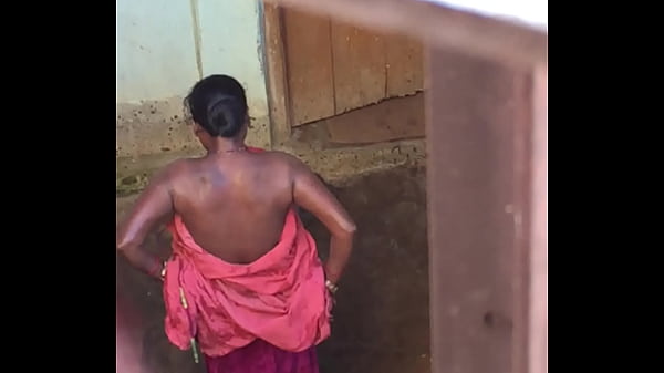 Desi village horny bhabhi nude bath show caught by hidden cam